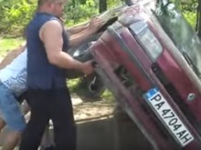 В Македония ни се смеят: Вижте как сменят гума в България