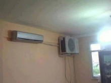 Роми си купиха климатик, но монтираха и външното тяло в стаята!