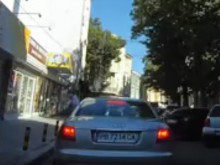 Шок и ужас на пловдивска улица! Шофьор стреля с пистолет, за да си пробие път