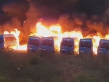 9 буса пламнаха като факли, подозират умишлен палеж