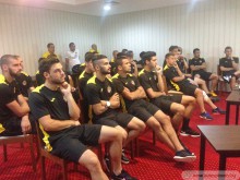 Показаха на "канарчетата" как да играят по новите правила