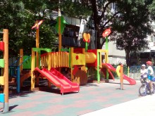 Бабаит вилня на детска площадка, удари в главата и полицай