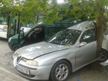 Автобус от градския транспорт на Пловдив помля няколко коли в "Тракия"!