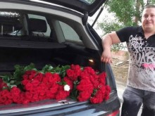 Влюбен мъж изненада приятелката си с много мил и романтичен жест