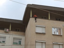 Мъж вися с часове от 6-я етаж, жена му го напуснала и избягала при друг