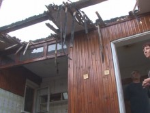 Мълния остави без дом семейство с болно дете