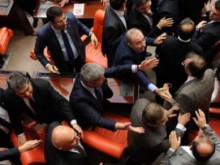 Евакуираха парламента в Турция