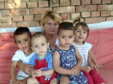 Баба сама се грижи за четирите си внучки