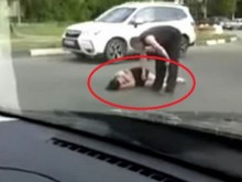 Полугола жена подремна на шосе след секс с петима на плажа