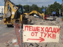 Пробиха "ухото" в центъра на Пловдив, зейна ров