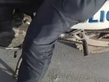 Полицай с грозни и безпардонни обръщения към снимащ младеж