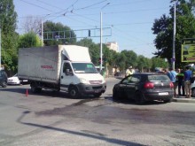 Камион отне предимство и се натресе в кола на кръстовище в Пловдив