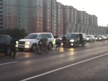 Мутри налетяха да бият велосипедист заради засичане, но развързката бе шокираща