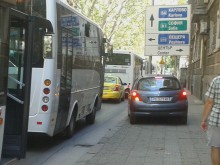 Уникално нагла маневра по бул. "Руски": Шофьор подкара по тротоара, цепи колоната отстрани
