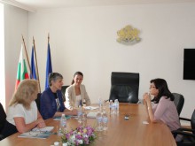 Кунева поиска помощ за учителите от фондация "Америка за България"