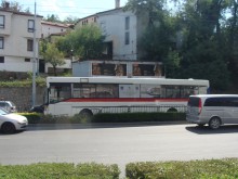 Автобусът се забил в разделителна ограда заради засичане от автомобил