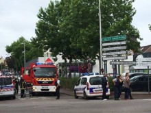 Въоръжени взеха заложници във френска църква, убиха свещеника