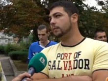 Ромчета с ножове и възрастни с брадви опитаха да убият млад мъж