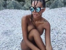 Николета плаче за внимание, пусна се чисто гола (18+)