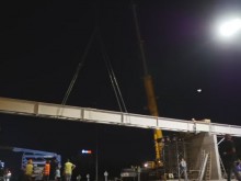 Вижте как изградиха пасарелка над "Цариградско шосе" само за 4 часа