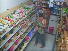 Супермаркет изобличава две крадли