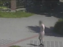 Мъж заложи дрехите си, за да си плати сметката, тръгна гол по улиците