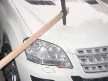 Млад пловдивчанин завари мерцедеса си с две забити кирки
