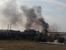 Черен облак и задушлива миризма над Пловдив заради голям пожар
