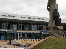 Бежанци опипват жени на Централна гара в София!