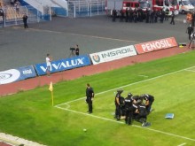 Полицаи спукаха от бой фен на Ботев, нахлул на терена