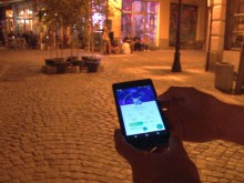 Ентусиасти излязоха на нощен покемон лов в Пловдив