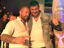 Събраха се! Динко се гушка с Бареков в кръчма