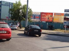 Бесен на полицаите очевидец: Анархия! Всеки минава на червено, а те си стоят в патрулката!