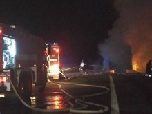 Тир се запали на магистрала, спряха движението