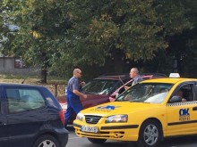 Очевидец: "Мерцедес" засече тази кола, шофьорите се псуваха и биха