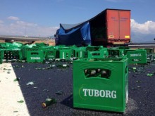 ТИР разпиля каси с бира и блокира движението по наша магистрала