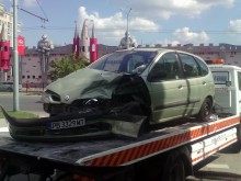 Тежка катастрофа на метри от метанстанция и спирка в Пловдив!