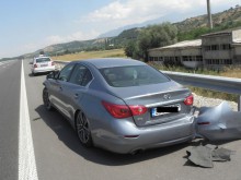 Автомобил се заби в мантинелата на АМ "Струма" заради спукана гума