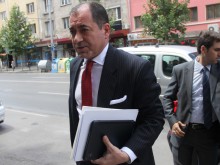 Турският посланик: Мотористи опитаха да нахлуят в посолството ни