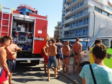 Пожар лумна близо до Бургас, полуголи зяпачи се суетят около огнеборците!