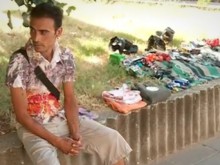 Самотен баща отглежда децата си в мизерни условия