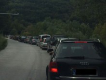 Уникално задръстване по пътя Асеновград - Смолян! Шофьори: Едвам пъплим