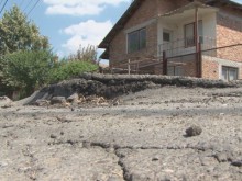 Стратегически път към морето троши автомобилите, местните готвят блокада