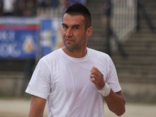 Камбуров: Качваха ми се на гърба, а съдията не свиреше нищо