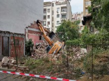 Дупка в стената: Багер пропадна на строителен обект