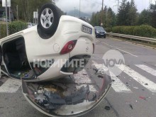 Млада жена се преобърна зрелищно с колата си при опит да спре на зебра