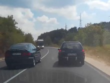 Безразсъдно, опасно, страшно! Вижте това и помислете закъде бързате!