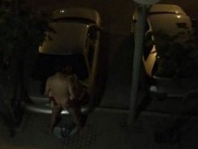 До 2 г. затвор грозят развратната двойка, спипана на калъп върху капака на кола (18+)