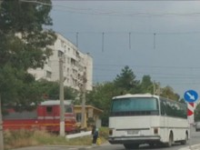 Ето как автобус пресича жп прелез при спуснати бариери