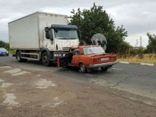 Кола се сблъска челно с камион, пострада семейство с две деца